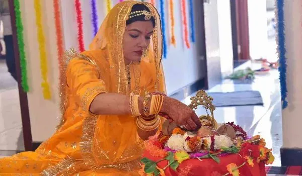 VIDEO: भक्ति-प्रेम में डूबी पूजा सिंह हो गई ठाकुरजी की मीरा, पॉलिटिकल साइंस से MA कर चुकी; पिता शादी में नहीं आए तो मां ने निभाई रस्में